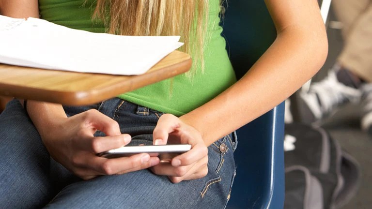 Educación: Solo algunos estudiantes tienen luz verde para usar celulares en las escuelas