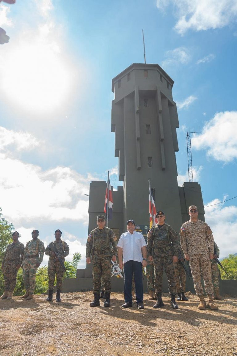 Ministros de la Presidencia y de Defensa junto a jefe del Ejército inspeccionan línea fronteriza