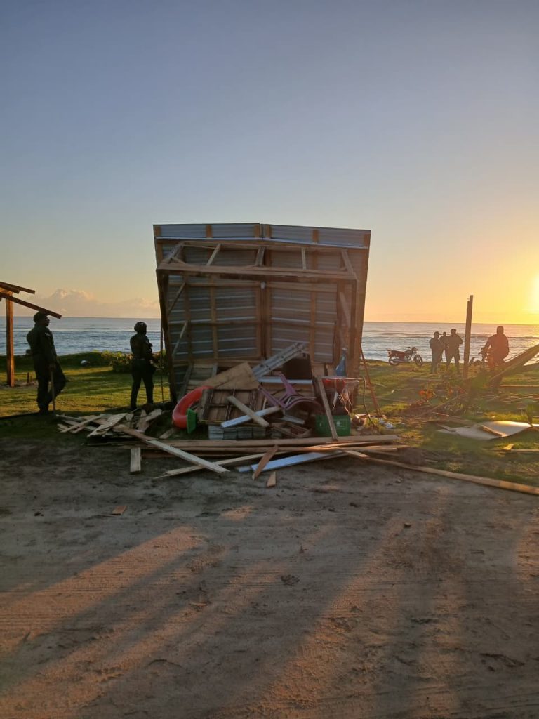 Medio Ambiente desmantela casetas instaladas en Playa Grande de Luperón