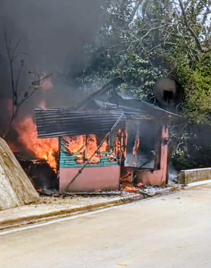 Incendio causado por corto circuito eléctrico destruye vivienda en paraje de Yásica Arriba