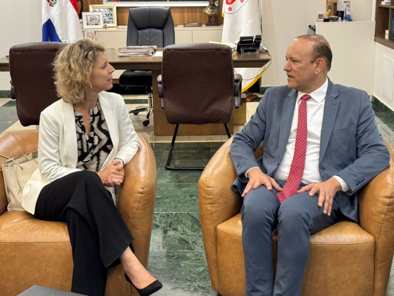Santiago reconoce como visitante distinguida a la embajadora de Francia, Sonia Barbry