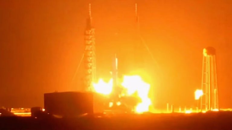 Cohete de Blue Origin explota durante prueba previa a lanzamiento satelital