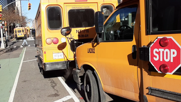 Tragedia escolar: niño muere arrollado por bus al comenzar el día en Nueva York