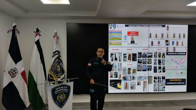 La Policía desarticula red internacional de tráfico de armas y arresta a 14 personas