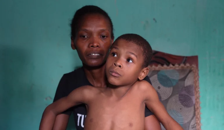 Hogar en dificultades clama por apoyo para dos niños con atrofia muscular